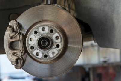 Почему скрипят тормозные колодки?